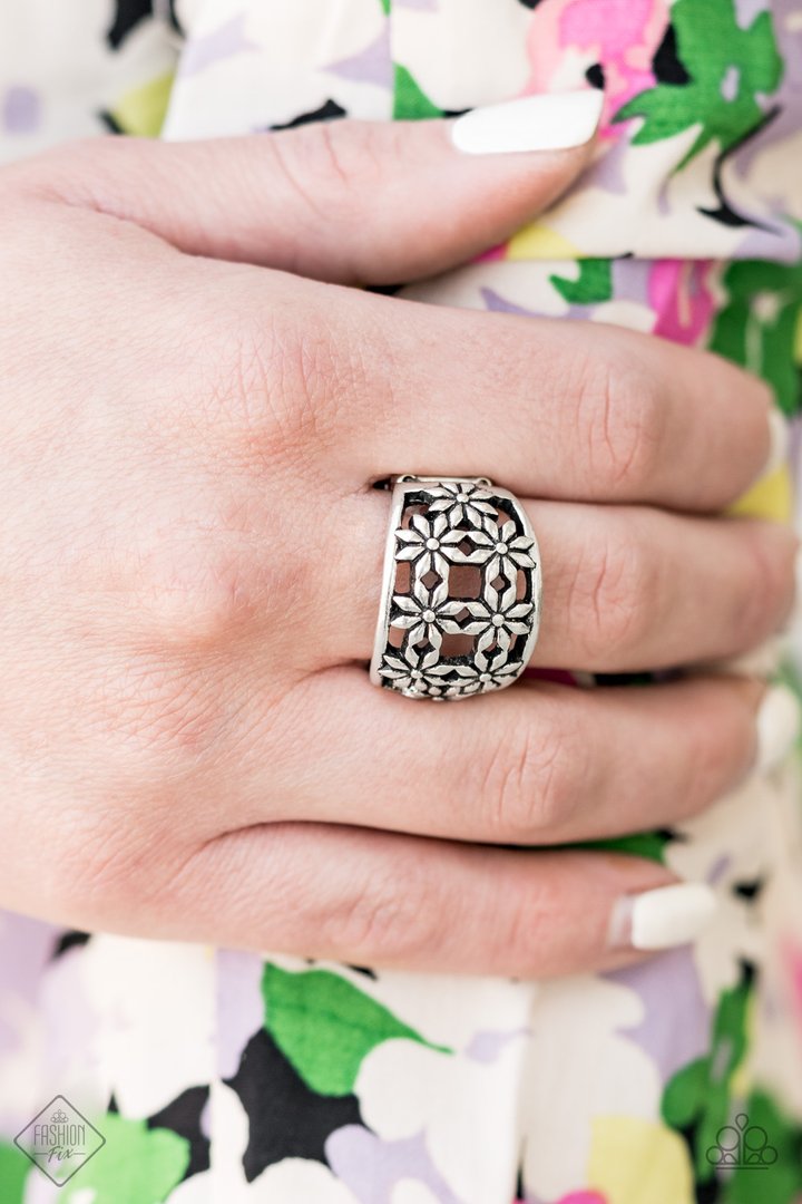 Paparazzi Crazy About Daisies - Silver Ring 